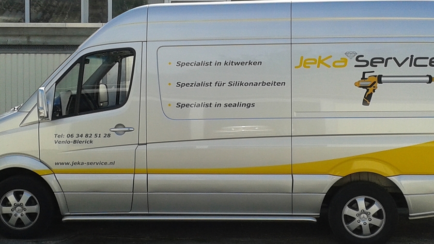 De bedrijfsbus van JeKa Service met logo en belettering
