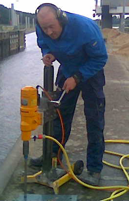 Diamantboring met een kernboormachine op een standaard, buiten op locatie