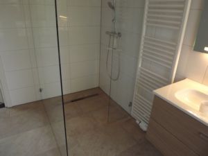 Inloopdouche met glazen wand en goot