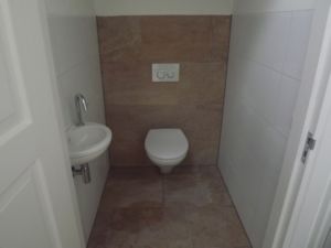 Toiletruimte met fonteintje en hangtoilet