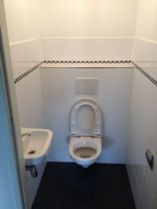 Kleine toiletruimte, afgekit