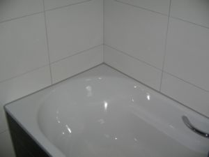 Gekitte naad tussen bad en tegelwand